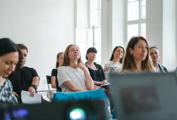 Comment une formation diplômante en école de management peut booster votre carrière